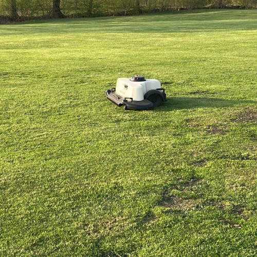 Ein Arobo RS3 Mähroboter auf dem Rasen - Golfclub Lutzhorn