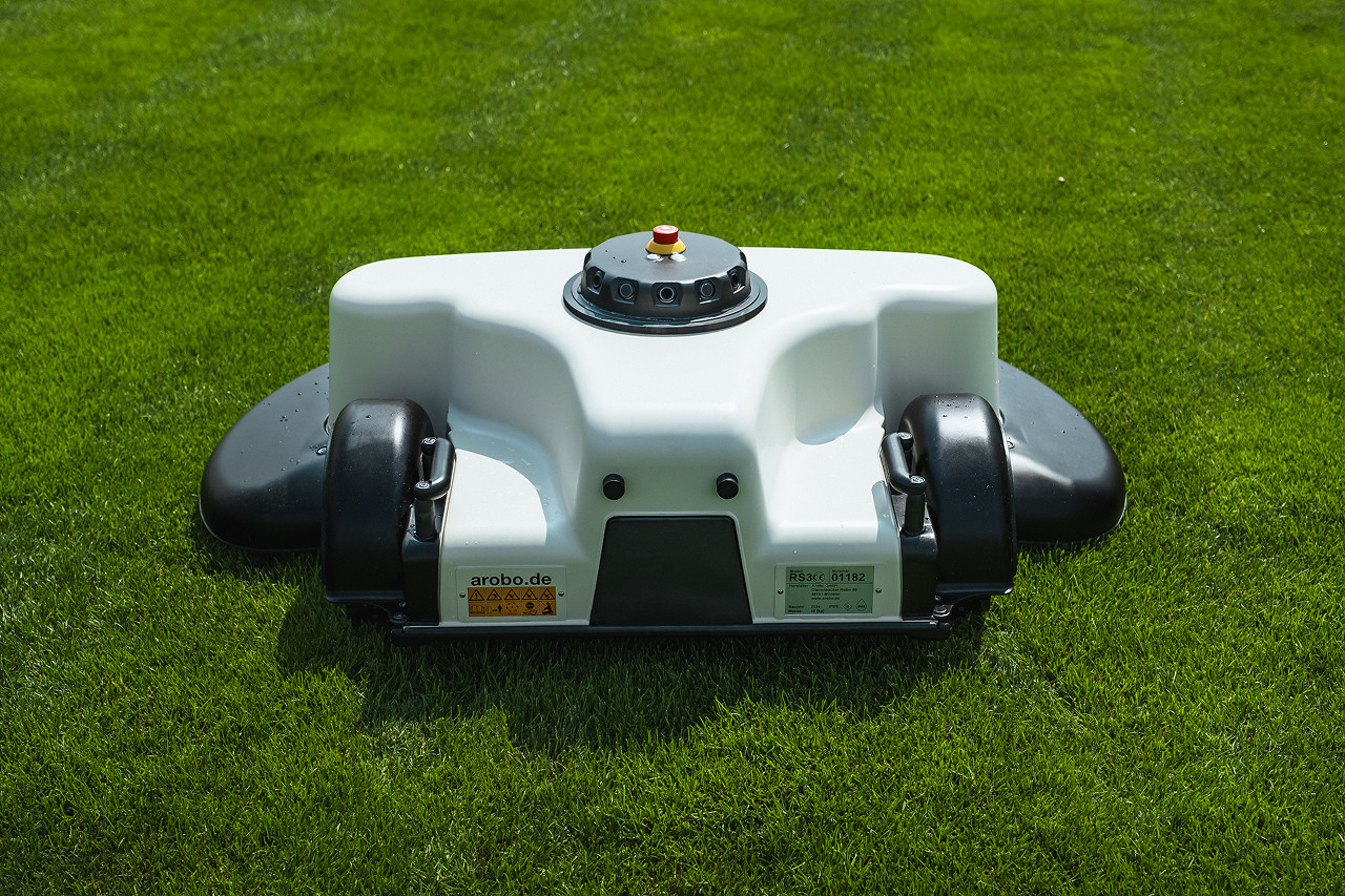 Die Hinterseite des Arobo RS3 Mähroboters.