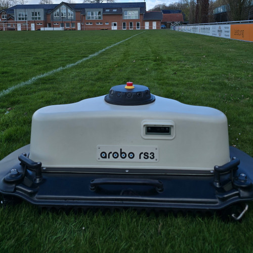 Ein Arobo RS3 Mähroboter auf dem Rasen - Stadt Ahaus