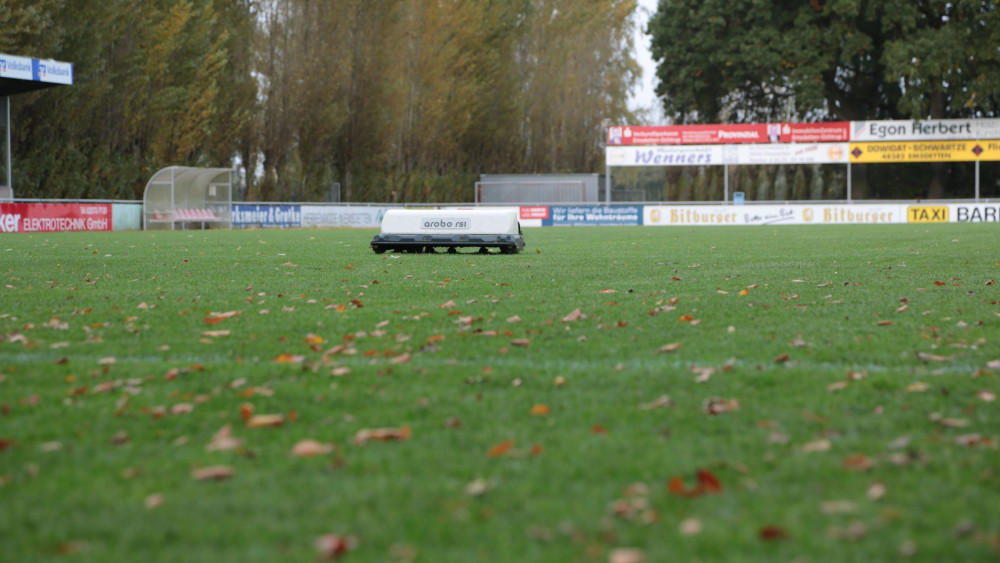 Ein Arobo RS1-Modell auf dem Rasen eines Sportplatzes.