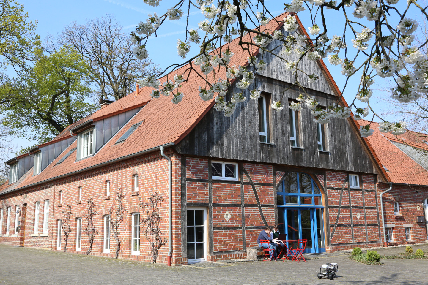 Der Hof und das Gebäude eines ehemaligen Bauernhofs in Münster. Hier ist die aktuelle Zentrale der Arobo GmbH.